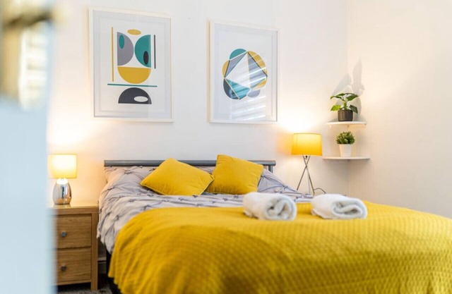 33CoronationRd,Stoke · Stylish 3 bedroom house for professionals&families