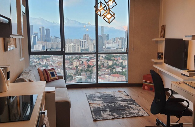 33rd Flr: Pool, Gym, Sauna +!