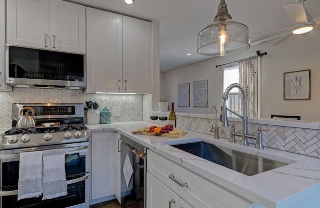 345 Cozy Stay! 1.5 Miles to Pontoosuc Lake n