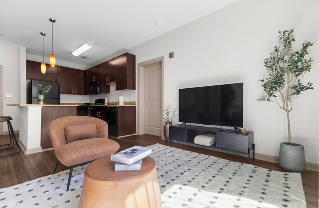 347 Homey 2BR Apt w/ Free Parking + POOL + GYM Access!
