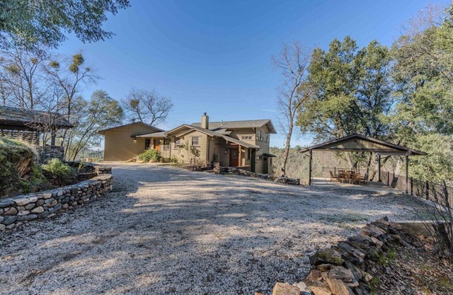35 acres with a Charming 2-bedroom house in Sutter Creek with WiFi and AC