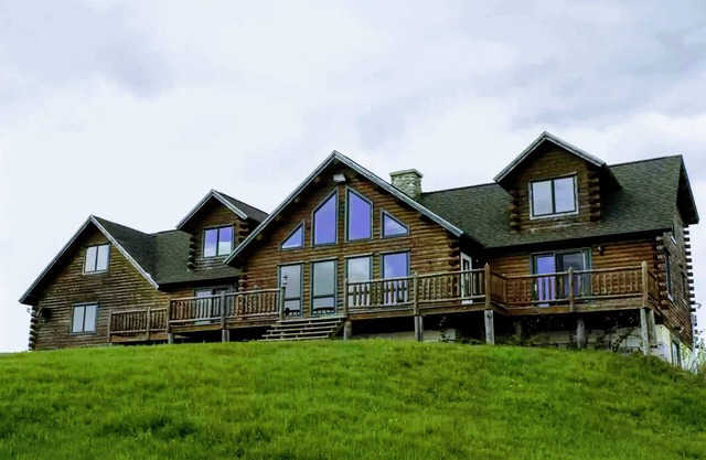 3500 sq ft Lodge with mountain views I Northern Maine
