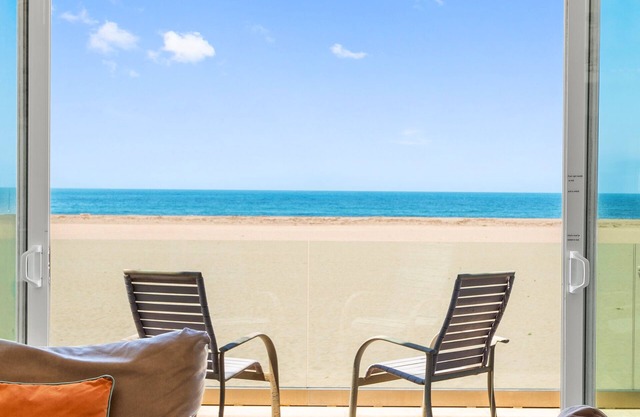 3525O - Big Blue Beauty: 3 BR, 5 BA House in Oxnard, Sleeps 6