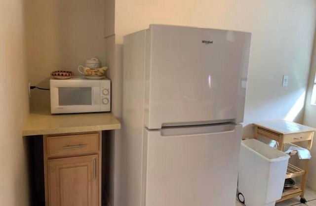 357#D downtwn/Stanford 1bedroom/carport hardwd,A/C