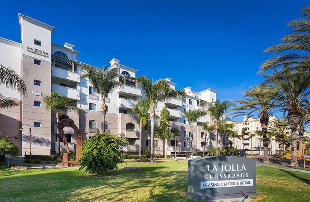 360 Luxury Apartment : Sleek 1-Bedroom Apartment with Amenities