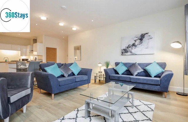 360 MH Victoria Hse 02- Luxury 2 Bedroom Apt. 02 with Parking