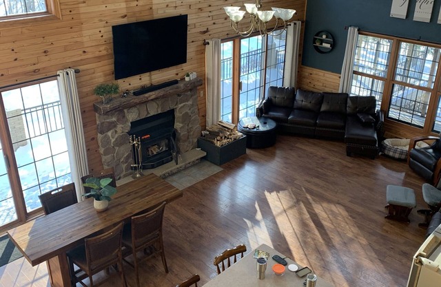 37 acres, HOT TUB, ATV/snowmobile, King Beds, Executive Bar