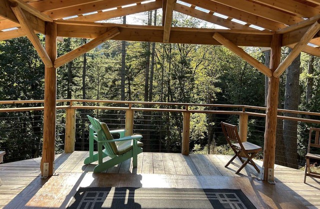 38 Acres of Rainforest! Charming Group Cabin on Tranquil Xenia Retreat Centre