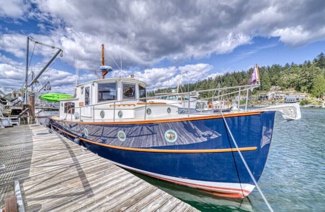 38' Yacht equipped with luxury and kayaks!