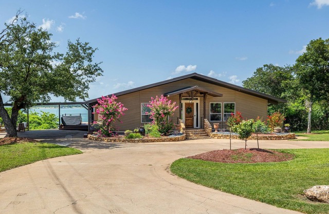 3800sf Lake Front Home, Hot Tub, Next to Boat Ramp and Park, Centrally Located!