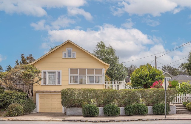 3859 Beach Bungalow ~ One Block to the Bay, Available for Extended Stays!