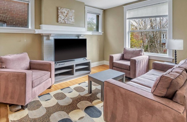 3861-Stylish and Unique 3 Bedroom Unit in Shaw!