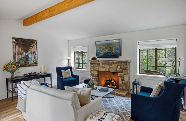 3883 Kiwi's Cottage - Prime Carmel Location, Available for Extended Stays!