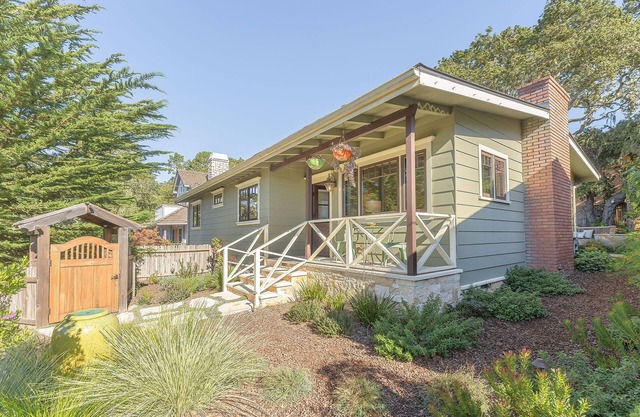 3915 Beach Paws - Walk to Downtown and the Beach, Hot Tub, Available Monthly!