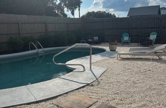 3B/2B house with POOL. 700' to public boat ramp & .6 mi to beach access!