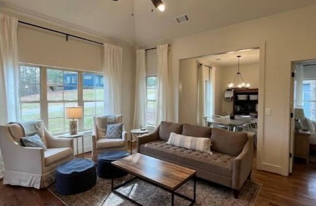 3BD 2BA Sleeps 9 Private Lot. Golfcart to Lake, Swimming Pool, Weight Room.