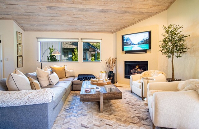 3BD-3BA Ski Chalet - Views + Resort Amenities!