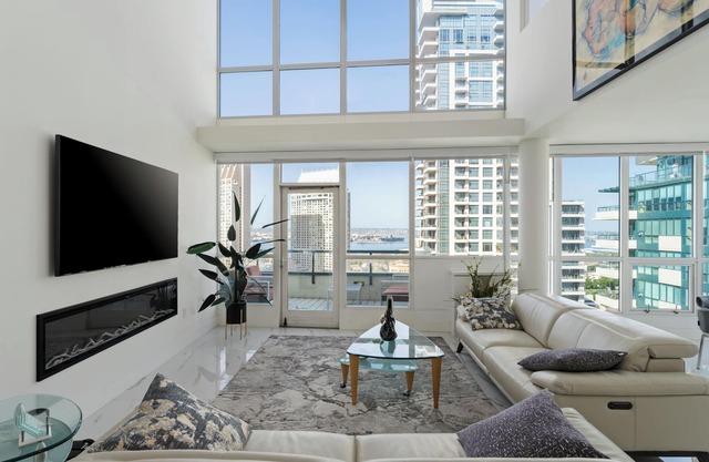 Luxurious 3bd double story downtown Marina penthouse condo