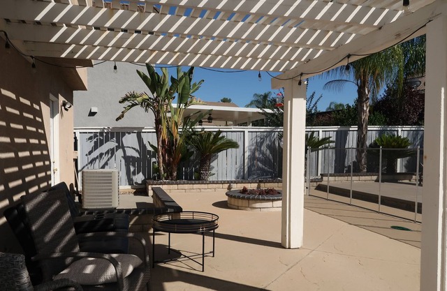 3BD Home mountain views + Huge pool/backyard