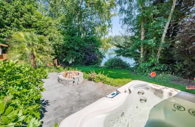 3Bd lake home w/hot tub & private dock