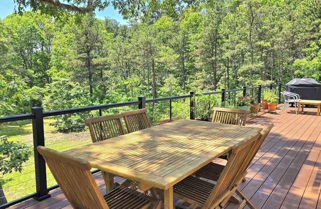 3BD+ Wooded Retreat--Central Air, Large Yard & Deck, Screen Porch, Secluded