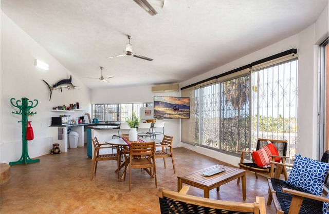House on Hill: 3 Schlafzimmer, 2 Badezimmer, Gastgeber 6 Personen. Meerblick
