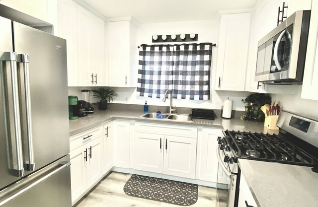 3Bed 2Bath Home Central Mojave with King bed, WiFi, Remote and Contract workers