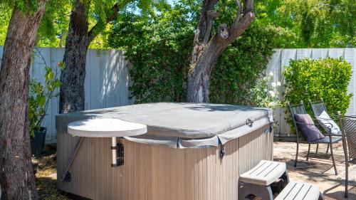 3bed, 2bath, hot tub, cold plunge, pool ,close to Napa