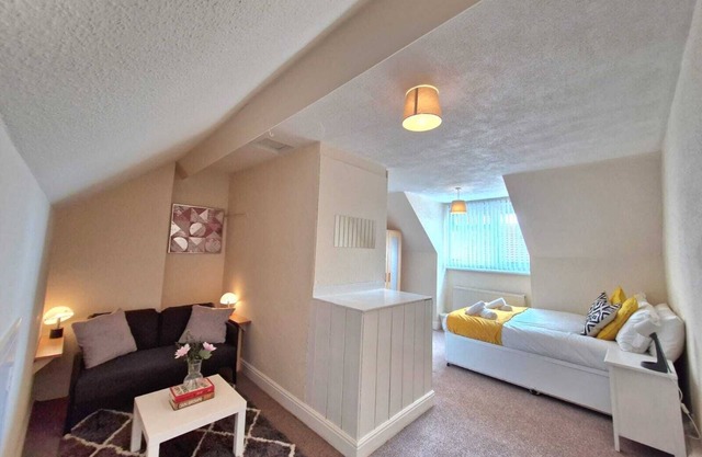 3bed House with Gym close to Town, Uni, Hospital