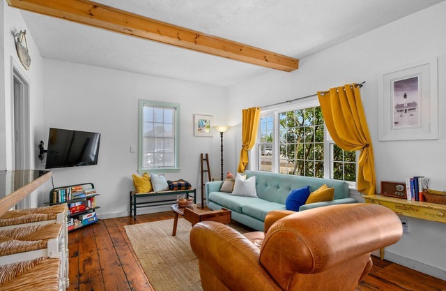 3bedroom, 1.5 bathroom carriage house near beach and other amenities