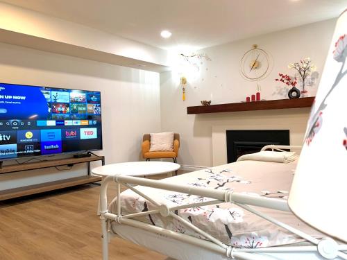 3Beds 2BA Cherry Blossom Suite - Free Parking - Central Oakridge Neighbourhood