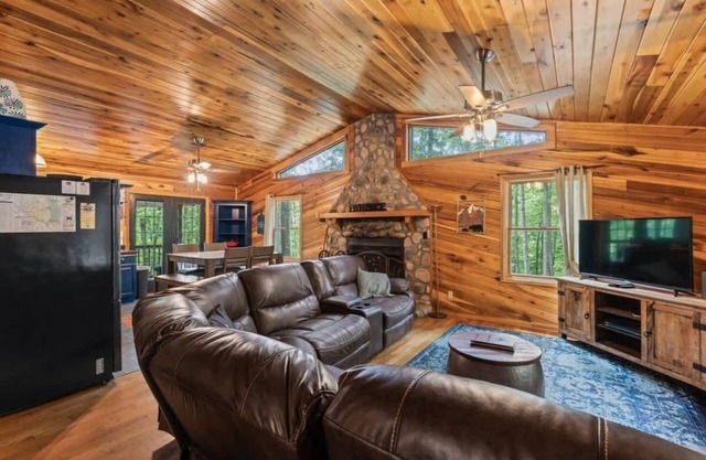 3BR 1.5BA w/ King Bed/Hot Tub in Heart of RRG!