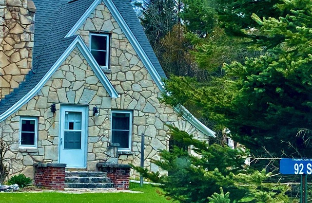 3BR/1.5BA Woodsy Stone Cottage 1 Hr to Pictured Rocks, Hike Trails On-Property