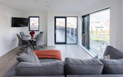 3BR - 10 Mins walk to Central Belfast with Terrace