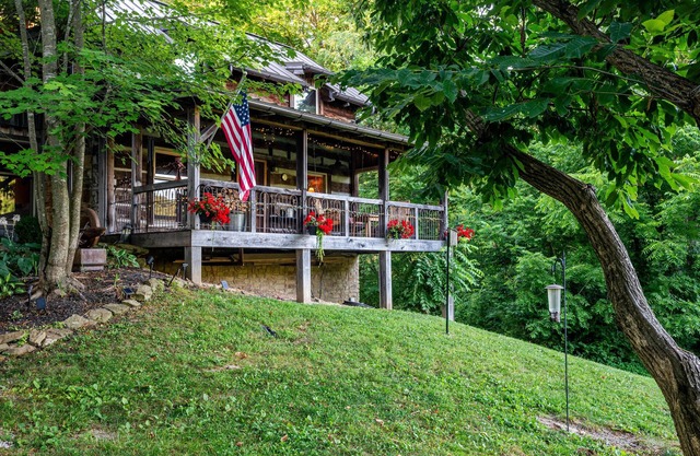 3BR, 2.5BA Log Cabin
