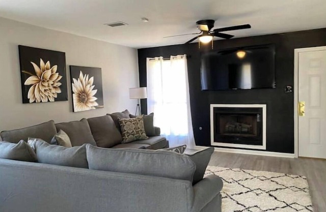 3BR, 2Ba, 2 lvl, Simmons Arena 10 min, hospitals, park, golf course, baseball
