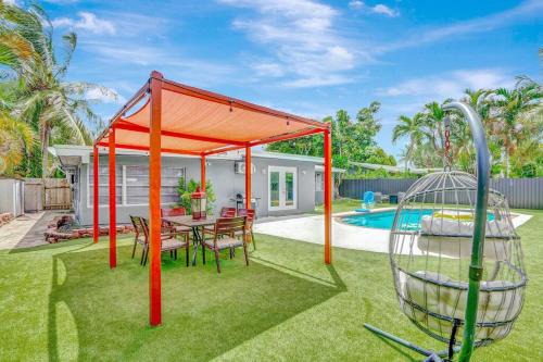 3BR 2BA Home with Pool near Nightlife and Beach!