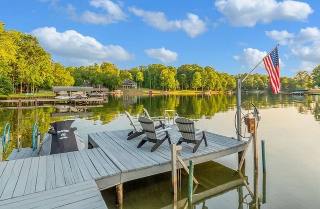 Peaceful lakeside Getaway with dock on Lake Oconee