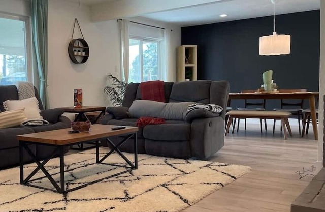 3BR/2BA Modern & spacious home close to the River