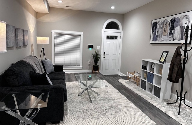 3br 2ba Renovated Townhome 3mi from Inner Harbor, M&T Stadium & Orioles Park