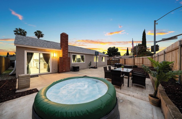 3BR/2Bth - Home w Garage, Hot Tub, King Bed, Yard