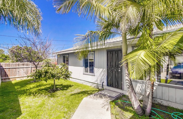 Spacious 3-Bedroom Home, King Bed, Gate Yard, Baby Crib, Ranch Style, near Beach