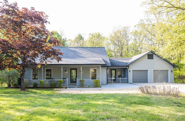 3BR 3 Bath home with hot tub eight minutes from Cave Run Lake