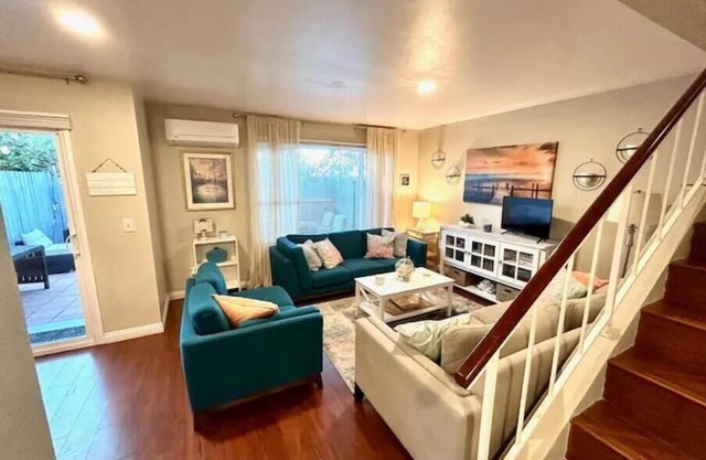 3BR/3BA Coastal themed Townhome w/ Private parking! Centrally located! Patio/BBQ