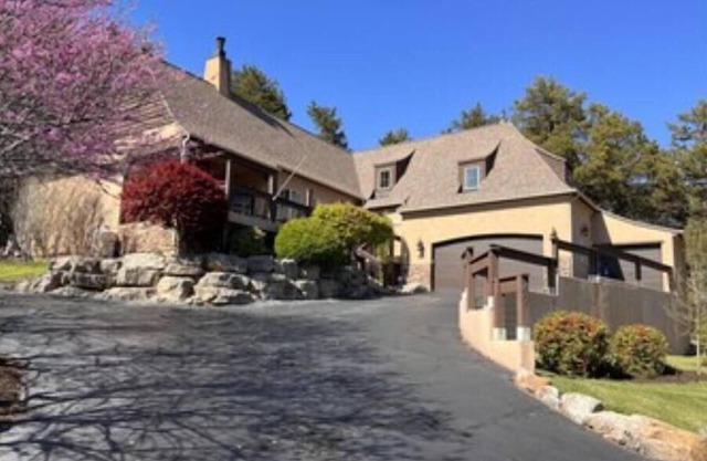 3BR/3BA private wooded retreat - Old Kinderhook. Walking distance to EVERYTHING