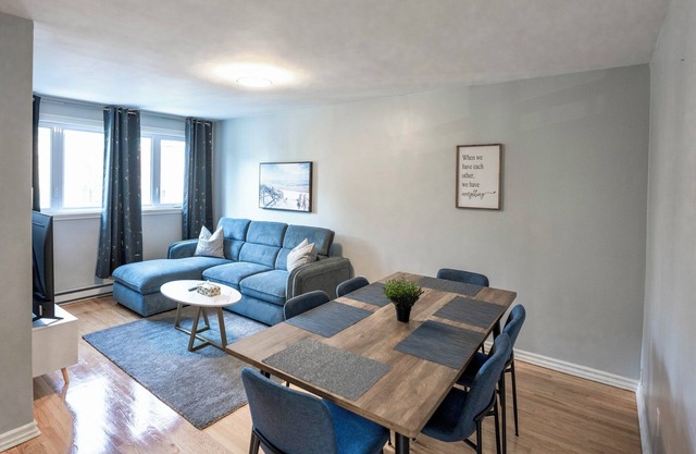 3BR 6Beds 5min Walk distance to Metro, Free Parking, next to Place Bell AC