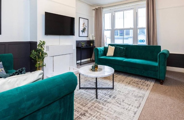 3BR Amazing Home City Centre in HIGH STREET by Luxiety Stays