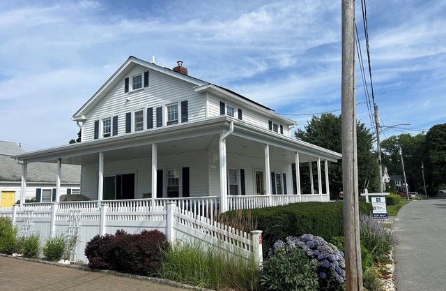 3BR beach house. Steps from private beach. Gardens, wraparound porch. Quiet St.