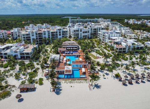 3BR Beachfront Luxury Apt w/First Class Amenities
