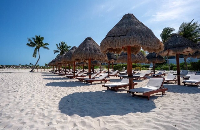 3BR Beachfront Luxury Condo w/Great Features